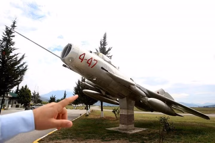 Một chiếc MiG-19 ở căn cứ Kucova.