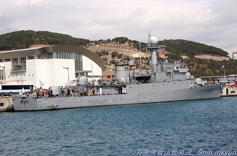 Tàu Yeosu PCC-765 được biên chế cho Hải quân Hàn Quốc từ ngày 30/11/1986 và được loại biên vào ngày 27/12/2017, và hầu hết các tàu lớp Pohang Flight III sau khi nghỉ hưu đều được Hàn Quốc “tặng” cho nước ngoài, trong đó chỉ riêng Việt Nam được chuyển giao hai chiếc là Gimcheon PCC-761 và Yeosu PCC-765. Nguồn ảnh: shipspotting.