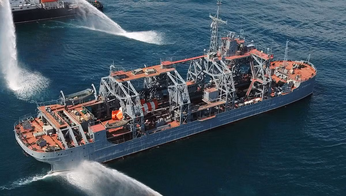 Tàu Kommuna vừa chính thức tròn 103 tuổi hồi tháng 7 vừa qua, được giới chuyên gia đánh giá là “khủng long” cứu hạm. Sputnik cho biết, Kommuna đã luyện tập việc thực hiện tương tác thực tế cùng với thủy thủ đoàn của tàu ngầm tìm kiếm - cứu hộ AS-28 và với nhân viên điều hành của tổ nghiên cứu nước sâu Pantera Plyus.