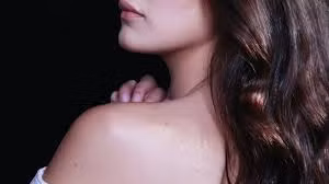 Trên cơ thể chúng ta, các tuyến bã nhờn hoạt động làm tăng độ ẩm cho da và tóc. Đặc biệt ở vùng lưng, tuyến bã nhờn hoạt động tích cực cộng thêm tế bào chết trên da sẽ tạo nên sự tích tụ làm bít các lỗ chân lông và tăng sinh vi khuẩn và gây ra mụn lưng.