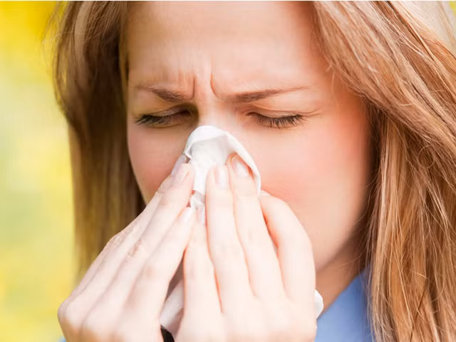  1. Dị ứng Tình trạng dị ứng giải phóng histamine làm giãn mạch máu, dẫn đến tăng lưu lượng máu dưới mắt. Histamine cũng gây ngứa ngáy, có thể gây sưng, viêm và tích tụ chất lỏng dưới mắt, dẫn đến quầng thâm và làm mắt mệt mỏi . 