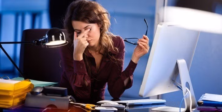  2. Mỏi mắt Nếu bạn nhìn chằm chằm vào màn hình máy tính cả ngày, hoặc nếu bạn không đeo kính và phải nheo mắt khi đọc hoặc khi nhìn xa, những việc này khiến bạn phải căng mỏi mắt. Tình trạng này làm cho các mạch máu quanh mắt giãn ra, và sự gia tăng lưu lượng máu này có thể làm trầm trọng thêm quầng thâm và đôi mắt mệt mỏi. 
