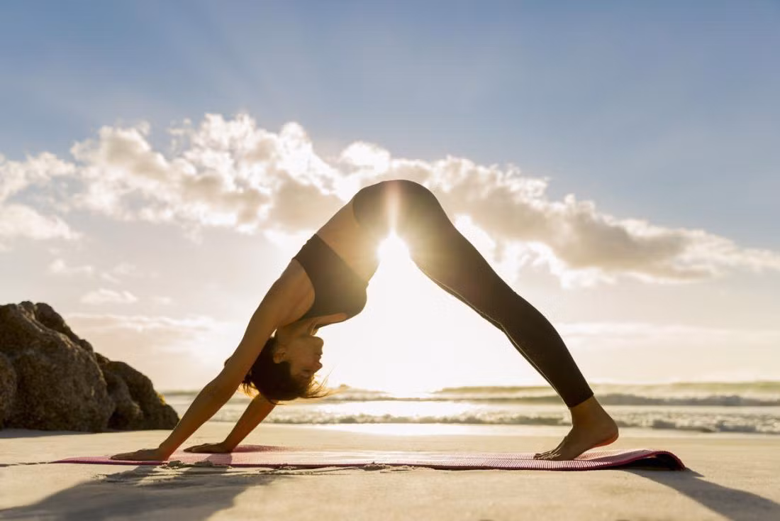 10. Yoga giúp giảm stress rất tốt, nhờ hiệu quả làm giảm nồng độ hormone căng thẳng và huyết áp.