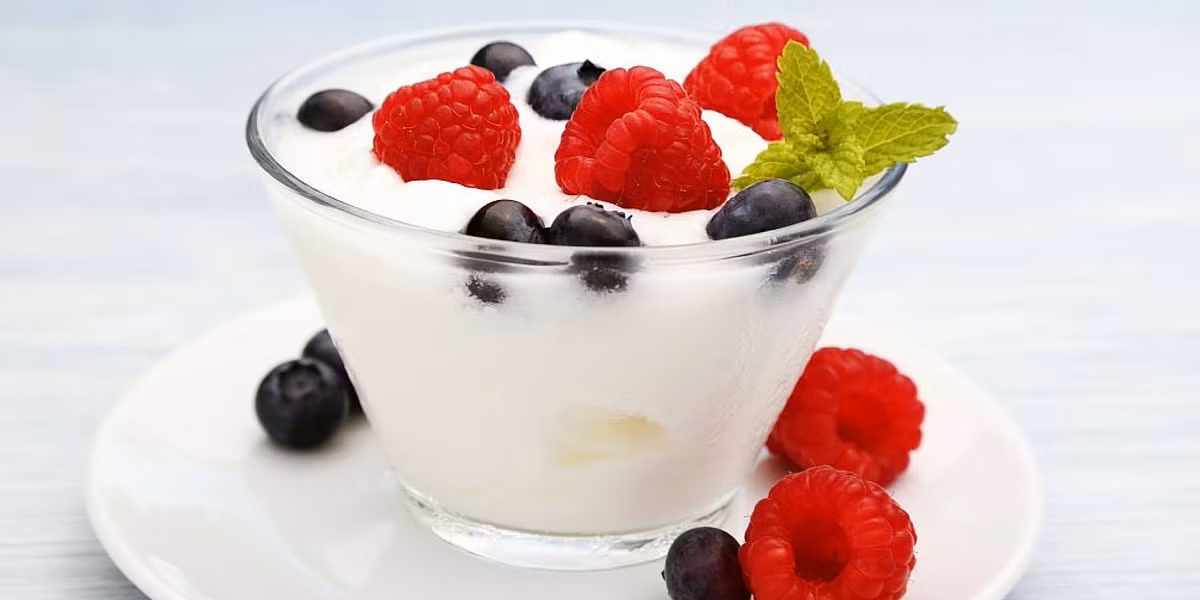 Sữa chua ít chất béo là thực phẩm chứa vi khuẩn sống acidophilus tốt cho sức khỏe tiêu hóa, giúp cơ thể hấp thu tốt các chất dinh dưỡng mà bạn tiêu thụ mỗi ngày để có làn da khỏe đẹp.