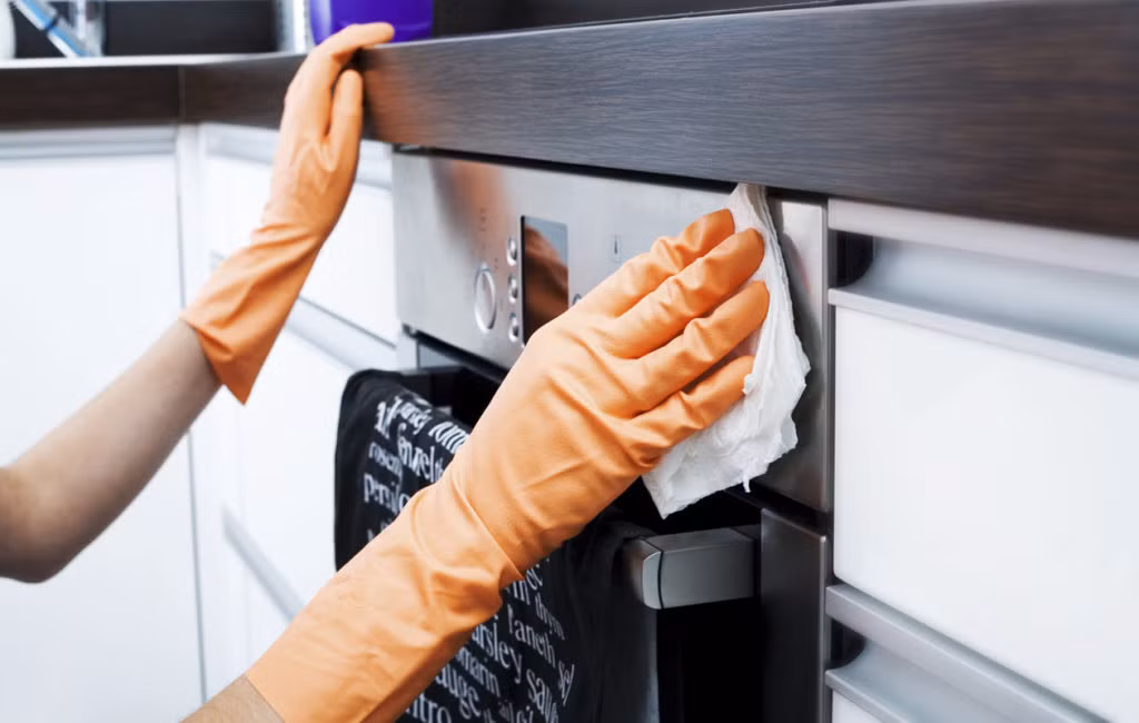 Bạn có thể thực hiện các việc sau để nhà bếp luôn sạch sẽ: thường xuyên khử trùng các bề mặt và tay nắm; quay miếng mút rửa bát trong lò vi sóng với mức nhiệt cao trong một phút để diệt khuẩn; hoặc ngâm mút rửa bát trong một lít nước ấm với nửa muỗng cà phê thuốc tẩy đậm đặc; thay và giặt tẩy khăn lau hàng ngày; rửa tay trước và sau khi chạm vào hoặc xử lý thực phẩm.