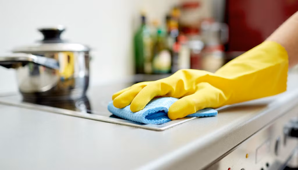 Vệ sinh nhà bếp tổng thể mỗi tuần một lần với khăn lau khử trùng. Và tốt nhất nên dùng khăn riêng cho mỗi khu vực lau thay vì dùng đi dùng lại một chiếc khăn đã bẩn cho mọi vị trí vệ sinh. Điều đó có thể làm lây lan vi khuẩn khắp nơi.