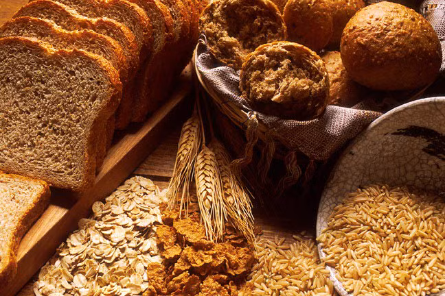 Ăn các loại thực phẩm làm bằng carbohydrates phức tạp có thể làm giảm nguy cơ phát triển mụn trứng cá. Carbohydrate phức tạp được tìm thấy trong các loại thực phẩm sau: ngũ cốc nguyên hạt, các loại đậu, trái cây và rau quả chưa qua chế biến