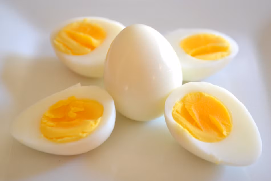Nguồn protein giá rẻ Một quả trứng chỉ khoảng 3.000 – 4.000 đồng, thậm chí bạn mua trứng hữu cơ thì cùng lắm cũng chỉ đắt gấp đôi, cung cấp 6 gam protein chất lượng cao. Khoảng một nửa lượng protein nằm trong lòng đỏ.