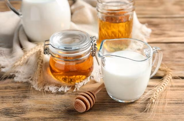  Sữa và mật ong Sự kết hợp tuyệt vời của kem sữa và mật ong là một loại kem dưỡng ẩm da tuyệt vời. Trộn một thìa kem sữa với 1 thìa mật ong, thoa hỗn hợp lên khắp mặt và cổ, rửa sạch sau 15 và cảm nhận làn da tươi mới.