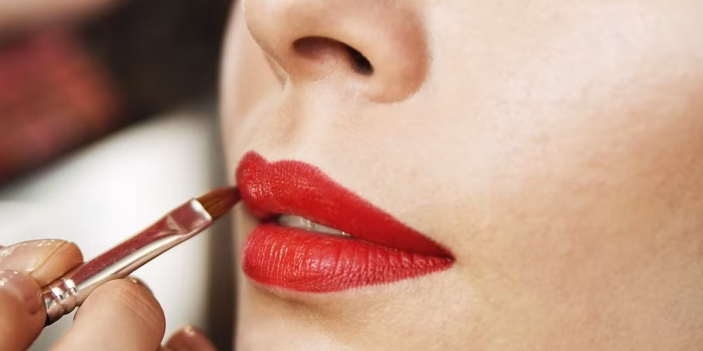 Tô một lớp lót, sau đó dùng chổi son để lấy son và thoa cho đều, giúp đôi môi căng mọng, đều màu.