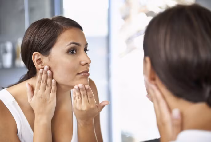 Tự kiểm tra da là việc các chuyên gia da liễu khuyên bạn nên tiến hành hàng tháng, để xác định những thay đổi khác lạ trên da, và tìm đến sự thăm khám của bác sỹ da liễu kịp thời.