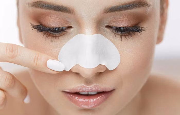Kiểm tra trạng thái lỗ chân lông xem liệu mũi có đầy mụn đầu đen và các sợi bã nhờn không. Các lỗ chân lông tắc nghẽn sẽ làm da xấu đi và mọc mụn. Sử dụng mặt nạ làm sạch da, như mặt nạ bằng đất sét hoặc than hoạt tính; hoặc massage với tinh dầu nhẹ nhàng cũng có thể giúp làm lỏng các chất bã nhờn và bật ra khỏi lỗ chân lông. Chú ý chọn loại phù hợp với làn da của bạn.