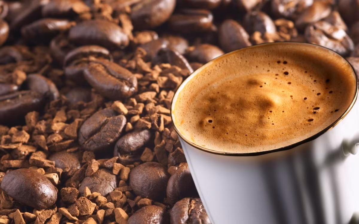 Cacao cũng giúp tăng cường tâm trạng, và là thuốc chống trầm cảm tuyệt vời cho não bộ. Khuấy 1 muỗng cacao nguyên chất vào cốc cà phê của bạn để tăng cường chất xơ, chất chống oxy hóa và magie.