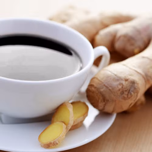 2. Thêm gừng giúp giảm đau cơ Một chút bột gừng hay lát gừng tươi vào công thức pha cà phê của bạn để có vị thơm, hơi cay nhẹ. Gừng được biết đến với tác dụng chống buồn nôn; ngoài ra gừng chứa các hợp chất chống oxy hóa và chống viêm mạnh. Gừng cũng có thể làm giảm đau cơ, giảm cholesterol và hỗ trợ tiêu hóa.
