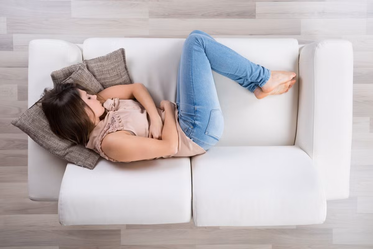  1. Hội chứng tiền kinh nguyệt Hội chứng tiền kinh nguyệt thường có biểu hiện đầy bụng, căng tức ngực, dễ cáu kỉnh, tuy nhiên đôi khi mệt mỏi cũng là một phần triệu chứng. Mệt mỏi trong những ngày này có thể do biến động nội tiết tố, đầy hơi và rối loạn giấc ngủ.