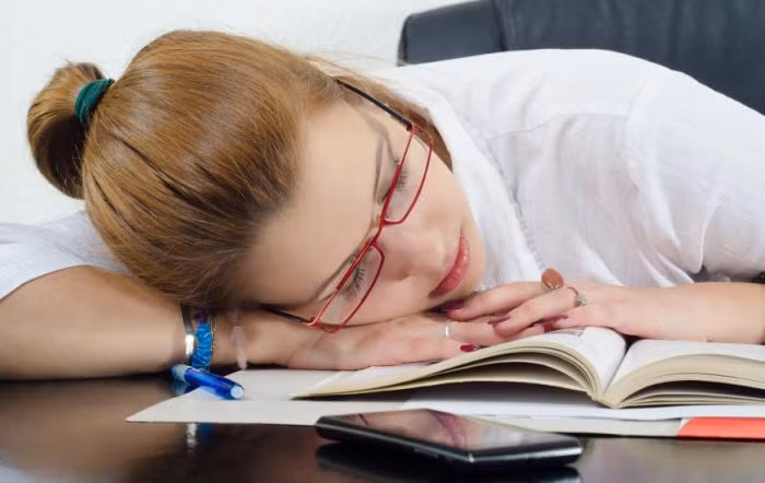  4. Giảm bớt thời lượng ngủ trưa Trong khi giấc ngủ ngắn ban trưa đã được chứng minh có lợi, thì ngủ trưa dài hoặc những giấc ngủ bất thường trong ngày có thể ảnh hưởng tiêu cực đến giấc ngủ đêm của bạn, bởi nó có thể gây nhầm lẫn cho đồng hồ sinh học của cơ thể.