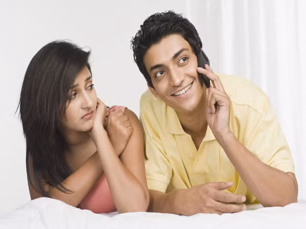 Khi bạn nói chuyện với bất cứ ai trên điện thoại, nàng đều tỏ ra nghi ngờ và lo lắng dù bạn giải thích cô gái đó là ai. 