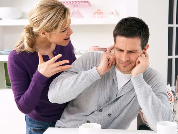 Nàng luôn ở trạng thái nghi ngờ và sẽ kêu ca, cáu gắt, mắng mỏ, dày vò vì ghen tuông vô cớ. 
