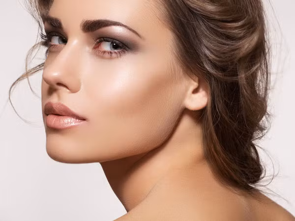 Xác định được tông da thật của bản thân: Bước cơ bản để trang điểm tự nhiên là tông da thật của mình. Để trang điểm thật tự nhiên, bạn chỉ nên chọn phấn sáng hơn da thật một tông. Nếu chọn phấn hoặc kem nền quá sáng, gương mặt sau khi trang điểm trông sẽ mất tự nhiên.