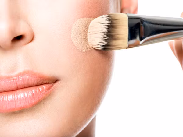 Bôi kem dưỡng ẩm trước khi dùng kem nền: Trước khi dùng kem nền hãy thoa đều kem dưỡng ẩm lên mặt để bảo vệ da khỏi những tác động không tốt của kem nền. 