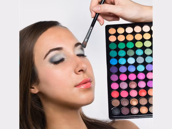 Không kẻ lông mày: Thay vì kẻ lông mày hãy tạo khối cho lông mày bằng cách dùng mascara sẽ giúp mắt trông tự nhiên hơn. 