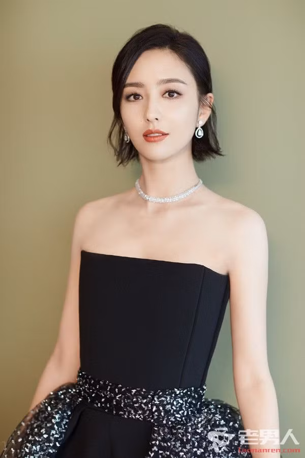 Những chiếc váy ôm ngực và xòe rộng càng làm tôn vòng eo con kiến 58cm của người đẹp.