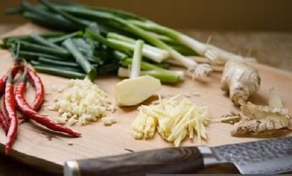 Khi thực hiện, bạn chuẩn bị sẵn thịt tươi, hành lá, gừng, tỏi, ớt, muối, tinh chất gà, xì dầu, rượu nấu ăn...