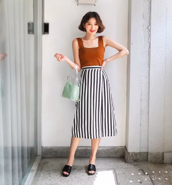 Đặc biệt, chiếc áo rất dễ phối đồ. Bạn gái không cần phải đầu tư quá nhiều, chỉ cần 1 chiếc áo là có thể thoải mái phối cùng quần jeans, hotpants, váy ngắn, váy dáng dài...