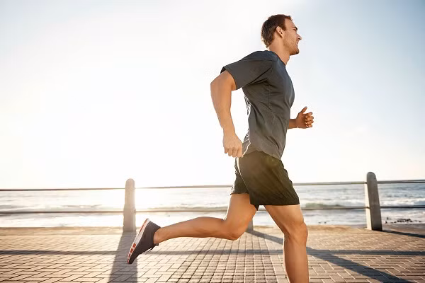Khi ngồi lâu, lượng calo đi vào cơ thể không kịp tiêu hao sẽ khiến chức năng tiêu hóa và trao đổi chất suy giảm, dẫn đến tích mỡ trong gan. Để giải quyết tận gốc, cường độ vận động cần được tăng lên. Mỗi ngày, nên dành 2 – 3 giờ, chia làm 2 – 3 lần để vận động toàn thân.