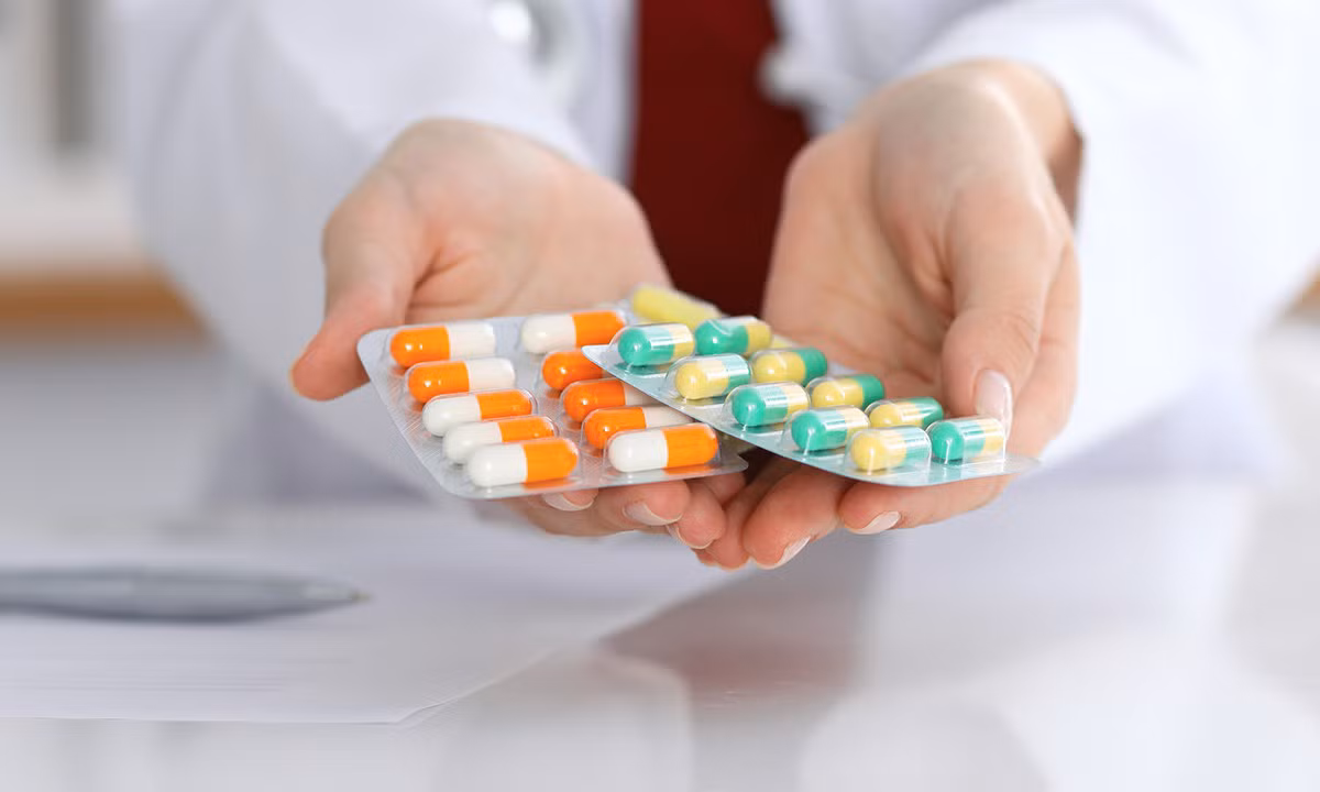 Vậy nhưng, việc sử dụng thuốc tùy tiện có thể làm tăng gánh nặng cho gan. Từ đó, tình trạng sức khỏe ngày càng tồi tệ. Thay vào đó, bệnh nhân nên tuân theo chỉ định của bác sĩ để có phương pháp điều trị khoa học, hiệu quả.