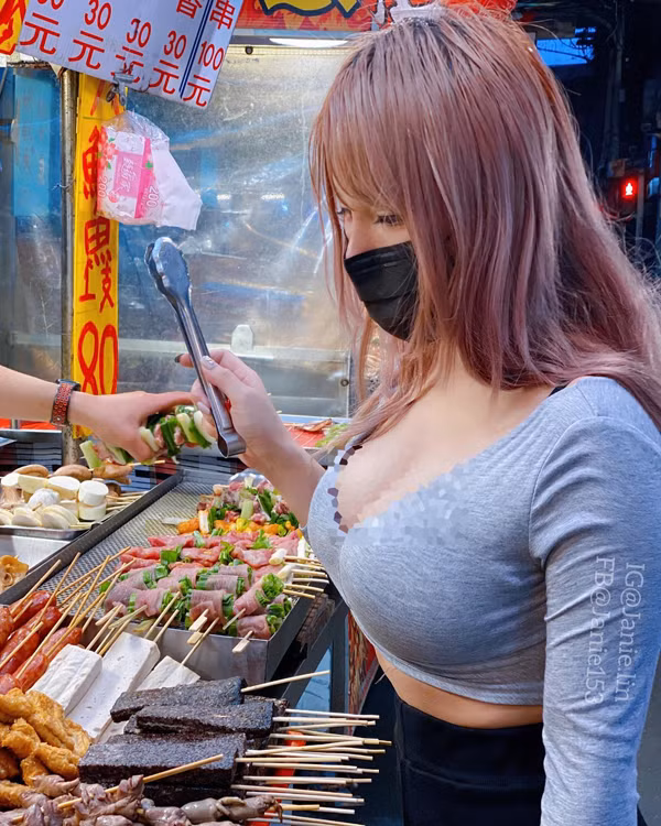 Gần đây nhất, “đệ nhất ngực khủng Đài Loan” đăng tải bức ảnh đi mùa đồ ăn. Trong ảnh, cô nàng sở hữu thân hình nóng bỏng, mái tóc nhuộm màu trẻ trung. Đặc biệt, vòng ngực khủng cùng cách ăn mặc để lộ khe ngực sâu hút biến cô trở thành tâm điểm chú ý.
