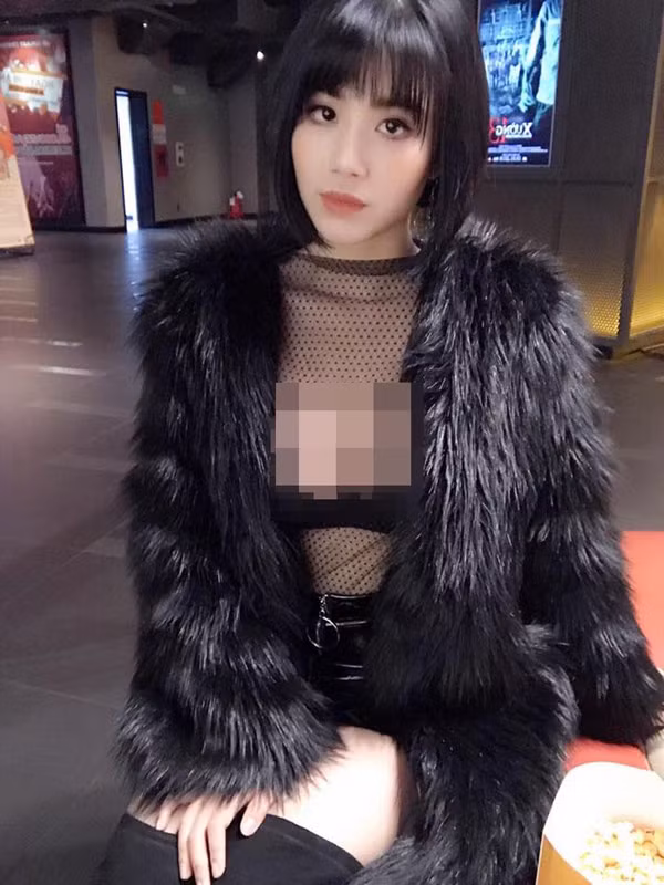 Một đặc điểm dễ nhận thấy là hotgirl, cô rất chuộng cách thả rông, để lộ khuôn ngực ngồn ngộn trước ống kính.