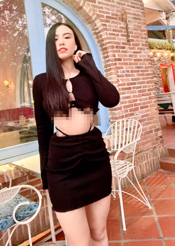 Thực tế, đây không phải lần đầu tiên Linh Miu khiến người quan tâm chú ý về trang phục sexy của mình. Trên trang cá nhân, hầu hết các bộ đồ của cô đều tập trung nhấn nhá khoe vòng 1 đồ sộ.