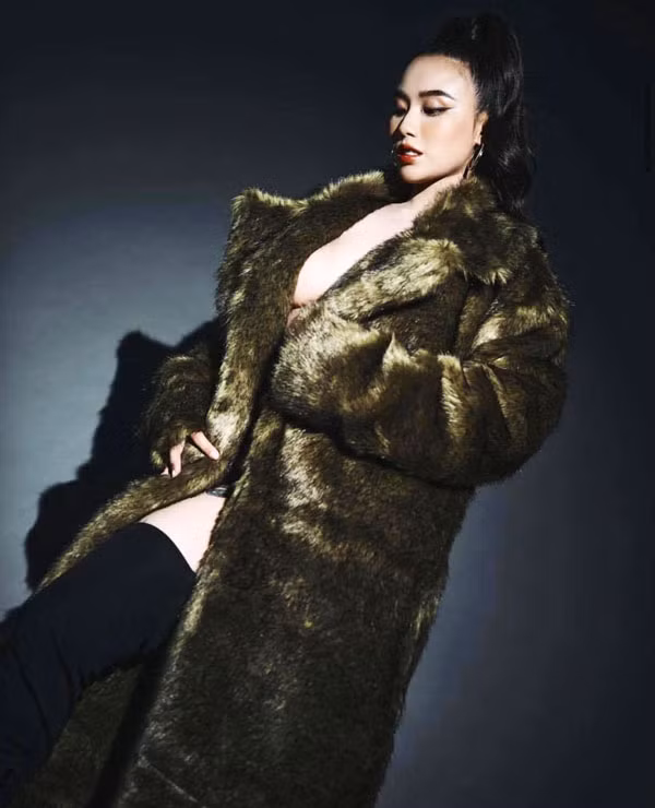 Đặc biệt, hotgirl mạnh dạn với phong cách không nội y, thoải mái để lộ vòng ngực lấp ló dù trang phục không hề thiếu vải. Chỉ thời gian ngắn đăng tải, loạt ảnh nhận về hơn 3500 lượt thích cùng nhiều bình luận.