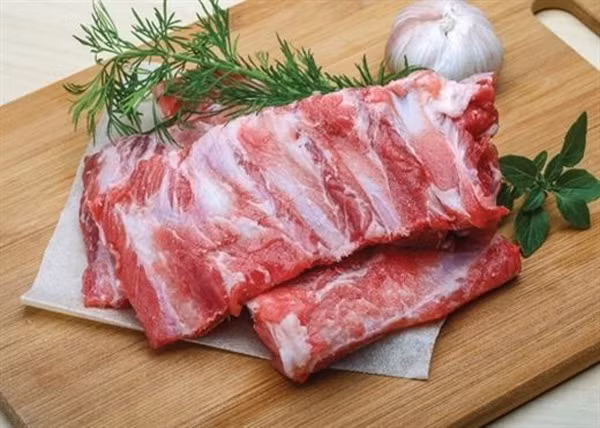 Sườn có màu xỉn. Dù là sườn non hay những thực phẩm khác muốn ngon thì cần phải có độ tươi. Do đó, khi chọn sườn bạn nên nhìn màu sắc của nó để biết được độ tươi ngon của sườn. Thông thường sườn non tươi có màu hồng nhạt, ấn vào thấy có sự đàn hồi, không có mùi ôi thiu.