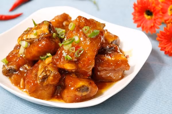 Tùy vào mục đích nấu nướng, bạn lựa chọn loại sườn phù hợp. Với món sườn xào chua ngọt, kho hoặc rán, nên chọn sườn nhiều nạc, ít hoặc không có mỡ, nhiều sụn.