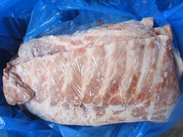 Ngoài lý do bị bơm nước, sườn đông lạnh cũng dễ có bề mặt quá ướt. Nguyên nhân bởi khi được bày bán, sườn sẽ rã đông khiến bề mặt chúng xuất hiện hơi nước ngưng đọng.
