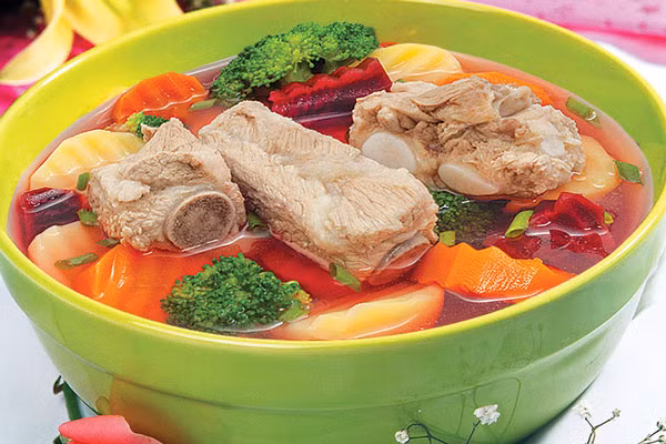 Nếu dùng để nấu canh, cháo hoặc bún, nên chọn sườn có nạc và mỡ để khi ăn nó sẽ có độ mềm, thơm và béo hơn.