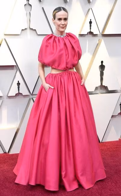 Sarah Paulson trong sêri "American Horror Story" đơn giản là quây chiếc rèm ở nhà?