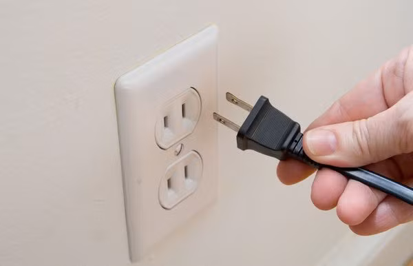 Bước 1, ngắt điện tủ lạnh rồi lần lượt bỏ các thực phẩm trữ đông ra ngoài. Để thực phẩm khỏi bị rã đông, bạn hãy bọc trong khăn và bỏ vào túi giữ lạnh hoặc thùng cách nhiệt.