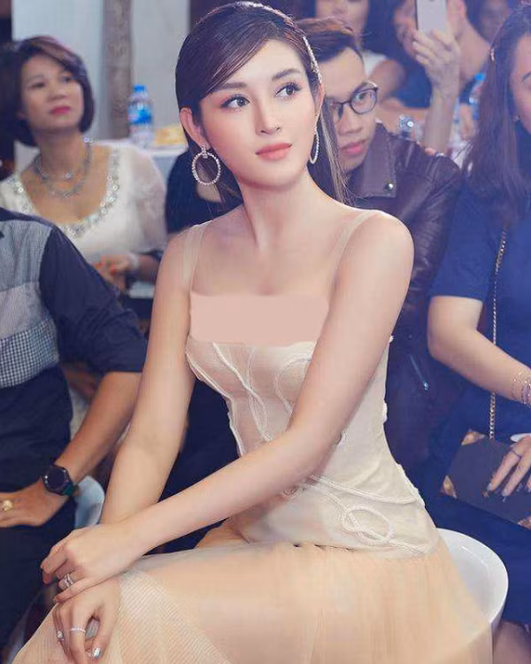 Trang Sohu giới thiệu Huyền My sinh năm 1995, là Á hậu 1 của cuộc thi Hoa hậu Việt Nam 2014, đồng thời lọt vào top 10 cuộc thi Miss Grand International - Hoa hậu Hoà bình Quốc tế 2017.