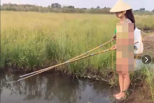 Một trường hợp mặc bikini đi bắt cá được lan truyền trên mạng khiến người nhìn không khỏi giật mình. Trong hình, cô nàng đi chân trần, tay cầm kích điện song lại tiếp xúc trực tiếp với nước rất dễ gây nguy hiểm.