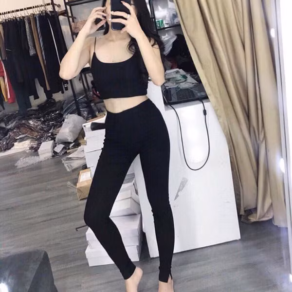 Dù là mùa hè, chị em nên chọn chất liệu dày thay vì mỏng tang ở chốn đông người. Chú ý không nên kéo cạp quần cao khi mặc chật. Ảnh: Internet.