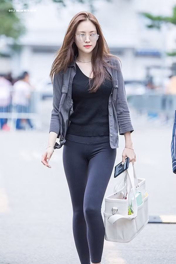 Lựa chọn phong cách tối giản, cô gái trong hình mặc quần legging chất liệu co giãn, không có họa tiết. Cô kết hợp với áo phông cổ tim màu xám, giày thể thao đen. Không cần cầu kì trang phục, cô nàng khoe được đường cong hấp dẫn trên cơ thể.