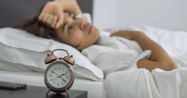 Tình trạng này có thể diễn ra khoảng vài giây cho đến một phút. Sau các lần tạm ngừng, hơi thở người bệnh sẽ trở lại như bình thường và có âm thanh khịt mũi to. Trong trường hợp khi ngủ mà cơ thể phát ra tiếng ngáy to và kéo dài thì cần đi kiểm tra bởi đây là tình trạng đáng lo ngại. Ảnh: Internet