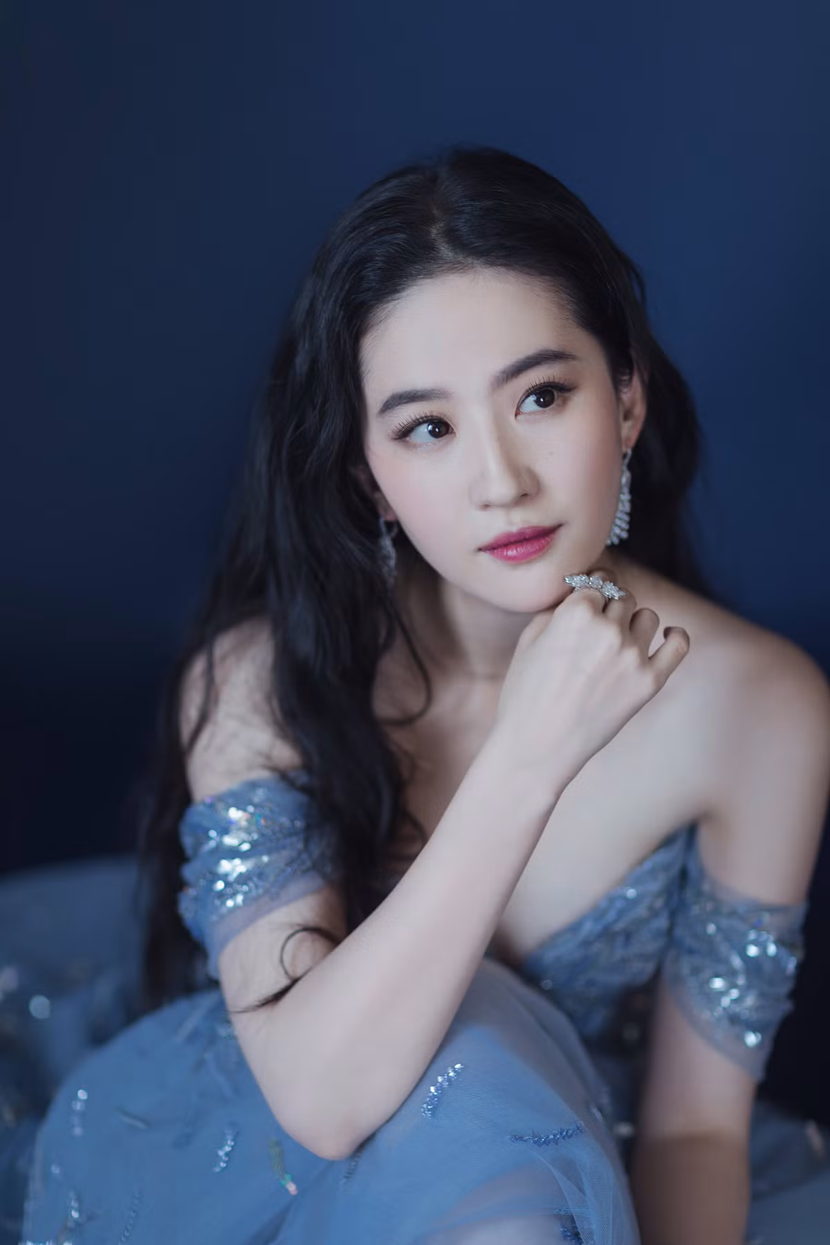 Lưu Diệc Phi chọn một chiếc váy màu xanh kiêu sa trong sự kiện kỷ niệm 10 năm của Tencent.