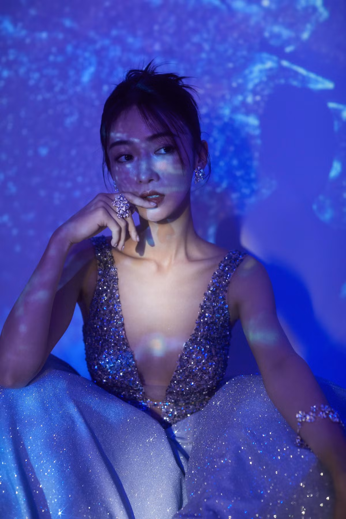 Ngụy Anh Lạc Ngô Cẩn Ngôn bí ẩn như một nàng tiên cá trong sự kiện của Wonderland.