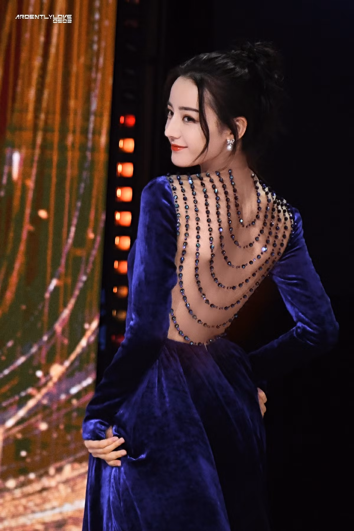 Phần lưng của chiếc váy cũng vô cùng quyến rũ.