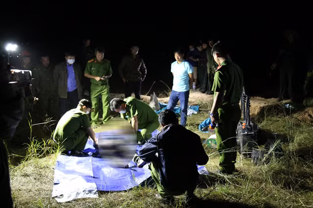 Cơ quan chức năng đang khám nghiệm tử thi.