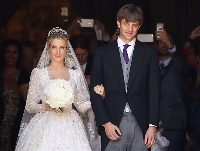 Ekaterina Malysheva, một nhà thiết kế thời trang, và Hoàng tử Ernst August rời khỏi nhà thờ sau lễ cưới tại Hanover, Đức vào ngày 8-7- 2017.